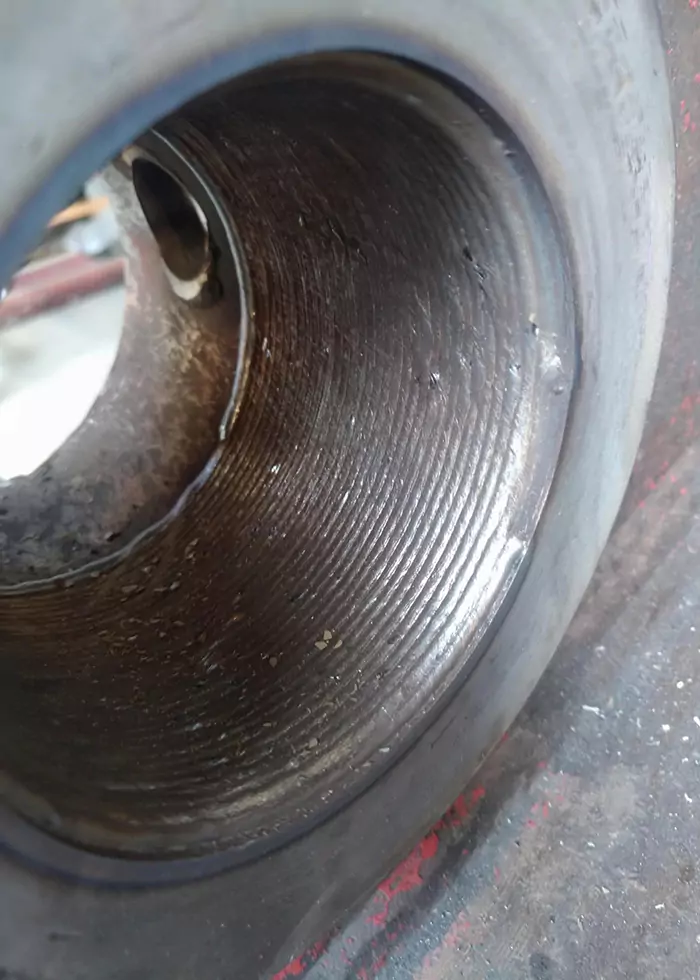 Große Bohrung eines Metallgegenstandes