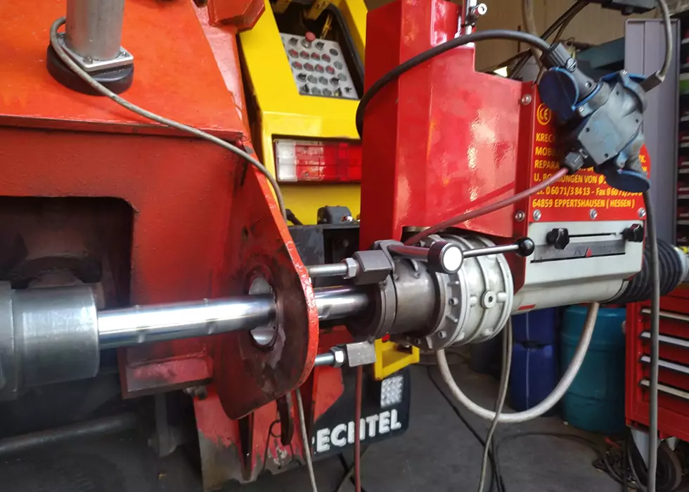 Mobile Bohrwerkmaschine parkt in einer Werkstatt