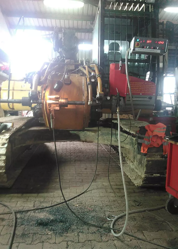 Mobiler Kran mit Personenkabine steht in einer Werkstatt