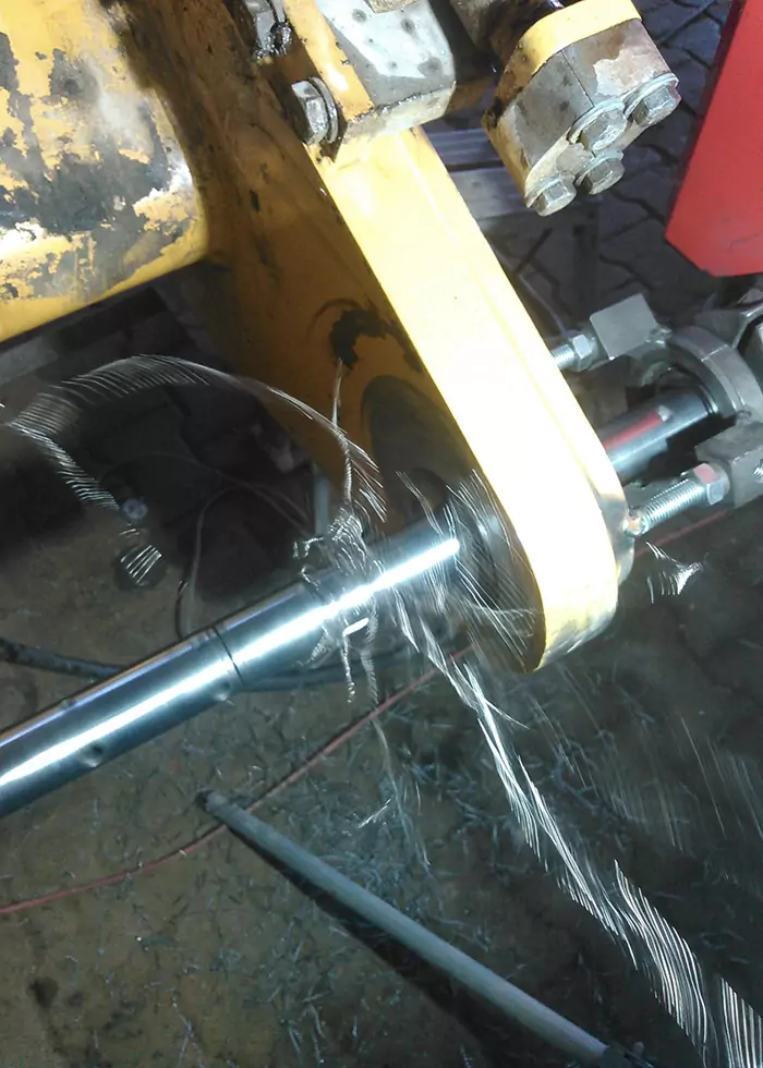 Mobiles Bohrwerk schleift ein Metallstück