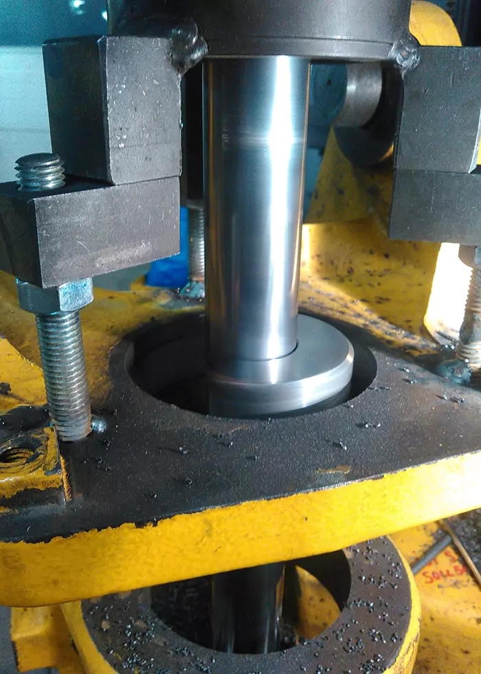 Mobiles Bohrwerk schleift ein Metallstück