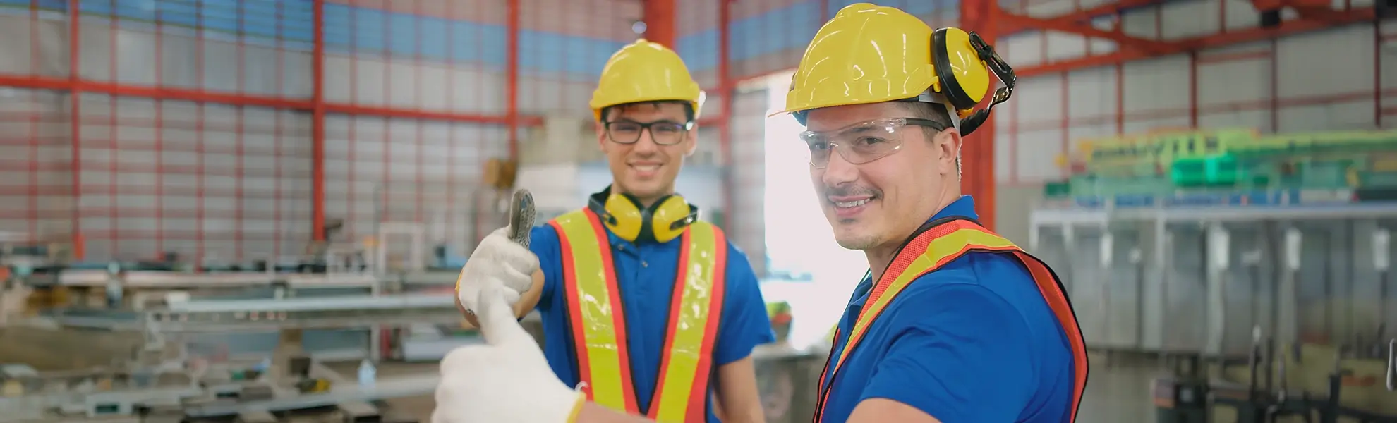 Zwei Mitarbeiter in Schutzkleidung