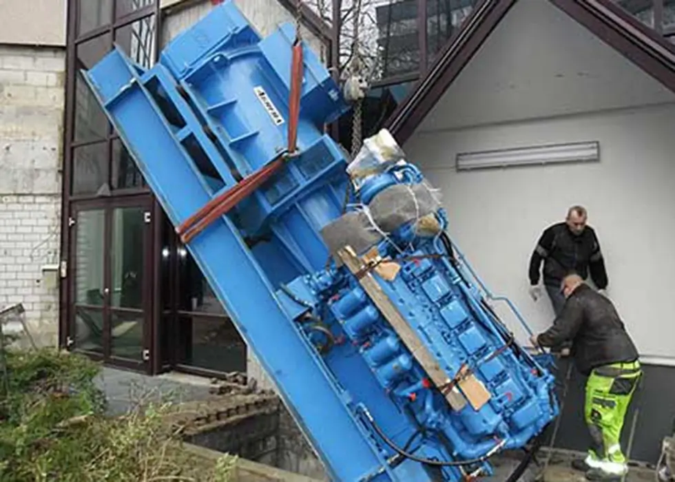 Ein Öltank wird mit einem Kran aus einer Grube gehoben